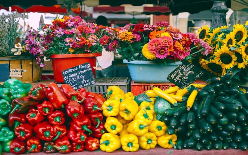 Fresh produce at a farmers market for budget cooking